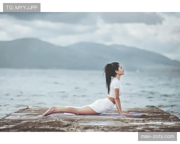 刘璇退役后这生活也太松弛了吧，瑜伽垫一铺直接在家开练？